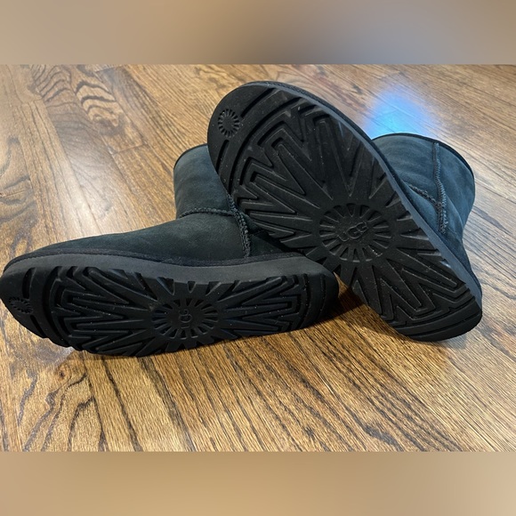 Ugg Classic Short II Women’s Size 7 in Black - Picture 3 of 3